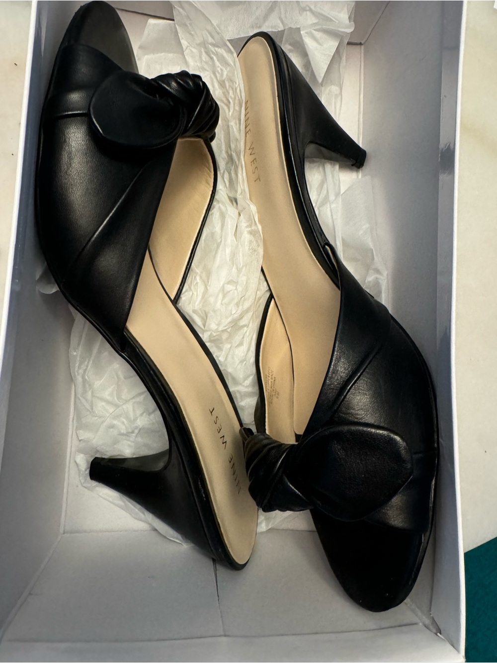 Nine West Black Leather Bow Women's Pumps Nwanesa like new